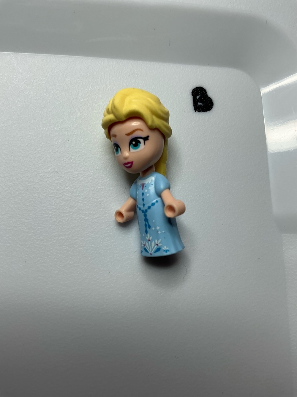 NEW Lego Disney Frozen - Elsa with Bright Light Blue Dress - Micro Doll